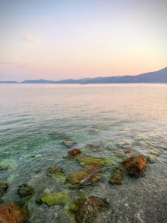Beach Retreat In Town Corinth ภายนอก รูปภาพ